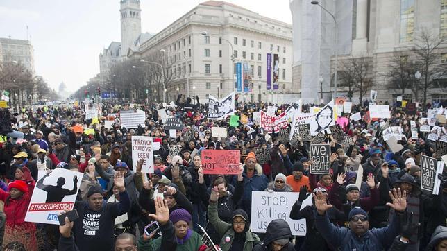 Miles de personas marchan en Washington contra la violencia policial