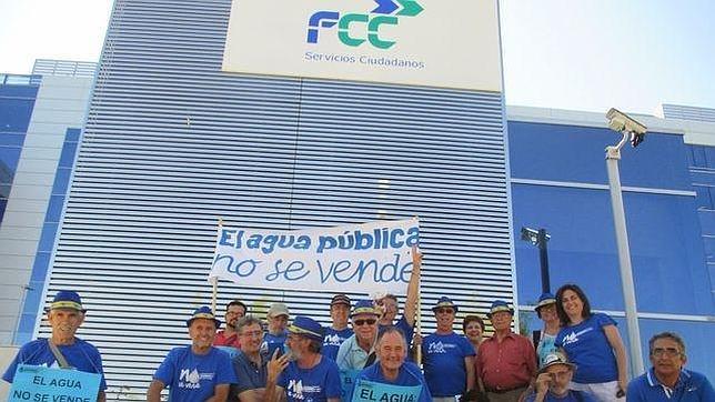 Miembros de la Plataforma del Agua de Alcázar en la sede de FCC