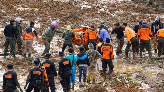 Ya son 24 los muertos confirmados por el corrimiento de tierra de Indonesia