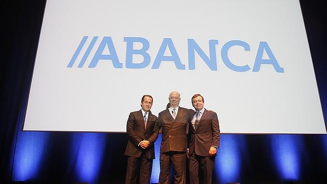 Juan Carlos Escotet, Javier Etcheverria y Francisco Botas, en la presentación de Abanca