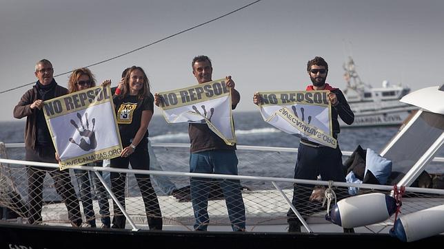 Una mermada flotilla «Sandía» vuelve a puerto tras exhibir pancartas de rechazo a las prospecciones de Repsol en el Atlántico