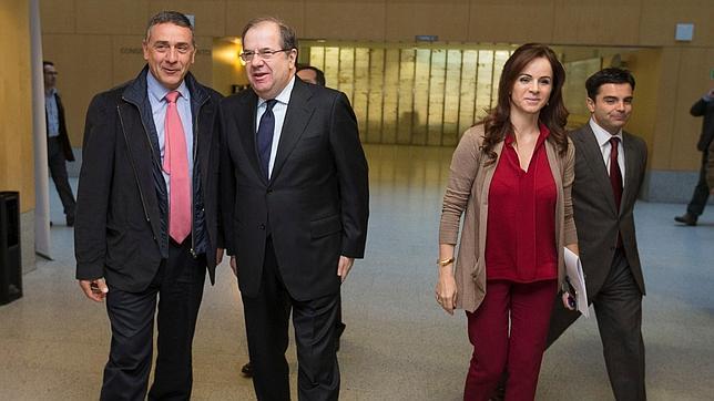 Juan Vicente Herrera charla con Josep Puxeu en presencia de Silvia Clemente y Juan Zapatero