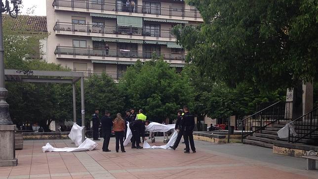 La policía retira a los cadáveres en la Plaza de España, en Cuenca