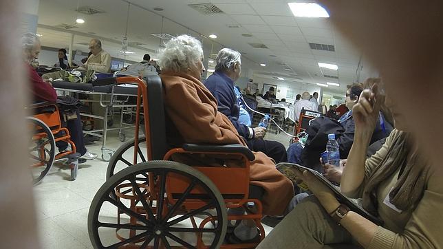 Colapso en urgencias: «Los enfermos pendiente de ingreso tuvieron que comer en la sala de espera»