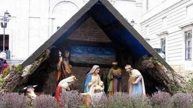 Belén instalado en el exterior de la Catedral de la Almudena de Madrid