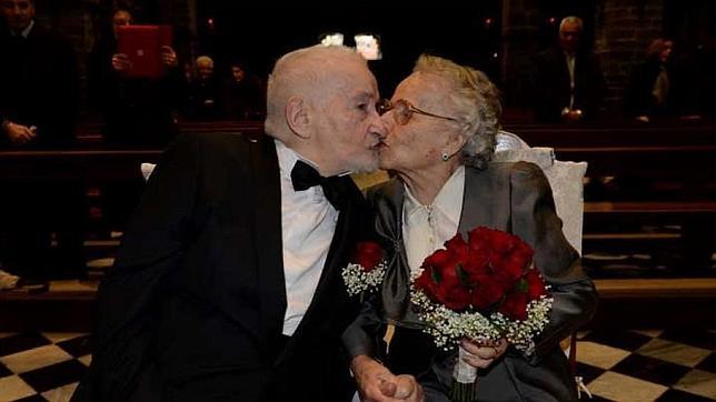 Exnovios se encuentran después de 70 años en Facebook y se casan en el lago Como