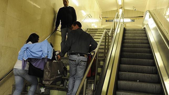 Imagen de archivo de escaleras mecánicas paradas en la estación de Avenida de América