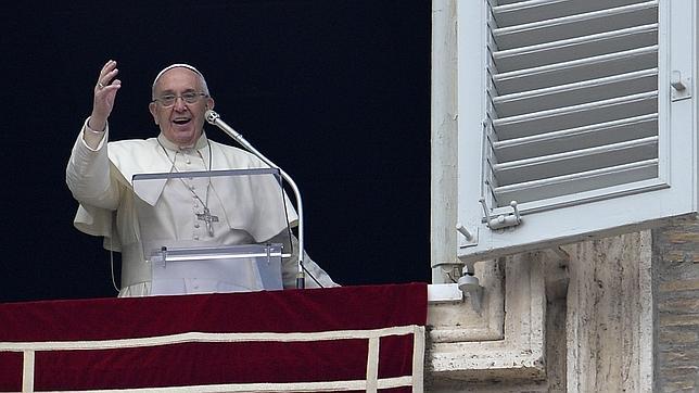 El Papa regala por sorpresa pequeños libros de oraciones a los niños de Roma