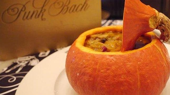 Un plato con calabaza elaborado por el restaurante Punk Bach