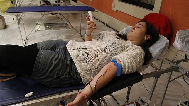 Una chica donando sangre
