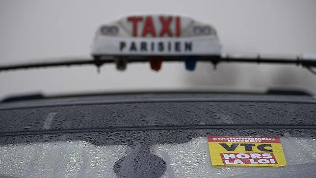 Un taxi protesta contra la implantación de Uber en Francia