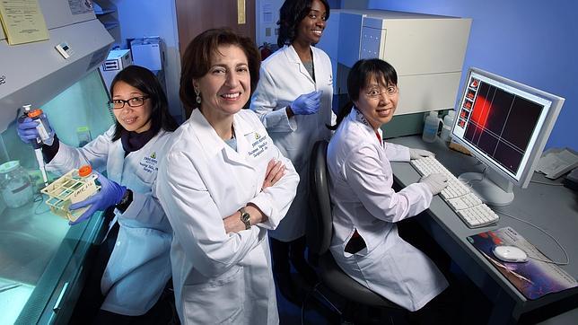 Suzanne Topalian, en el centro, con su equipo