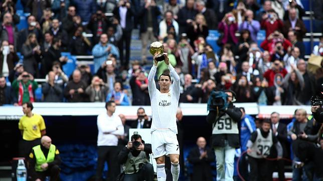 Cristiano Ronaldo con el Balón de Oro antes de un partido de Liga