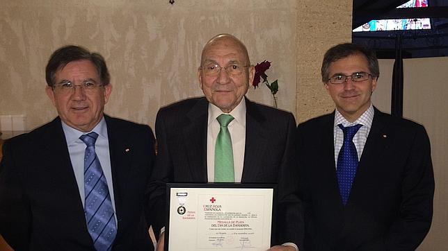 El presidente y el vicepresidente de Cruz Roja en Alicante junto Don Joaquín Arias