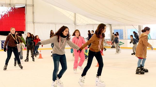 Pista de hielo ubicada en la plaza de las Tres Culturas, junto a Chiquilandia