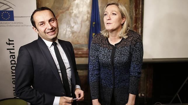 Marine Le Pen presenta a Sébastien Chenu, fundador del movimiento Gay Lib y nuevo miembro del FN, la semana pasada en París