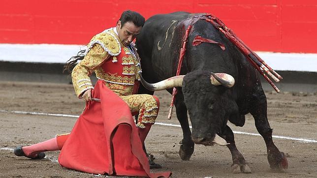 Ponce se dobla con torería con el toro