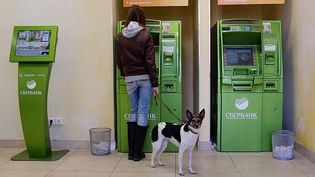 El Banco Central de Rusia sube los tipos al 17% para intentar frenar la caída del rublo