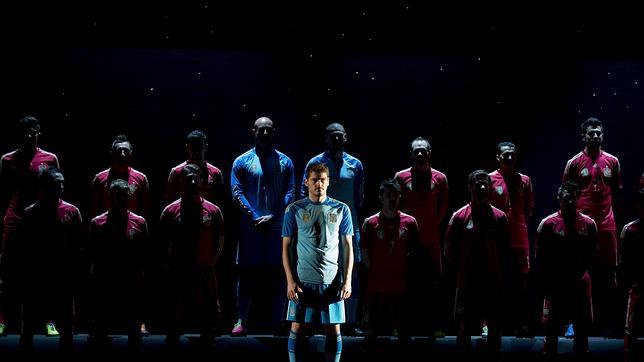 El combinado nacional, en la presentación de la equipación con la que jugaría el Mundial de Brasil