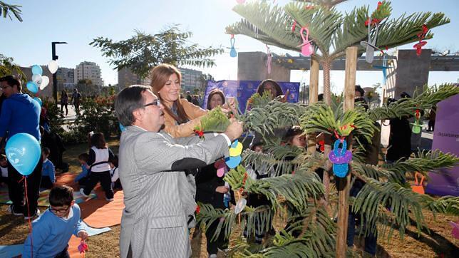 El «Árbol de los Chupetes», punto de encuentro en el Parque de las Familias