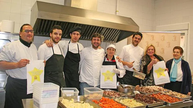 El cocinero de «Casa José», Fernando del Cerro con el equipo de voluntarios del comedor social