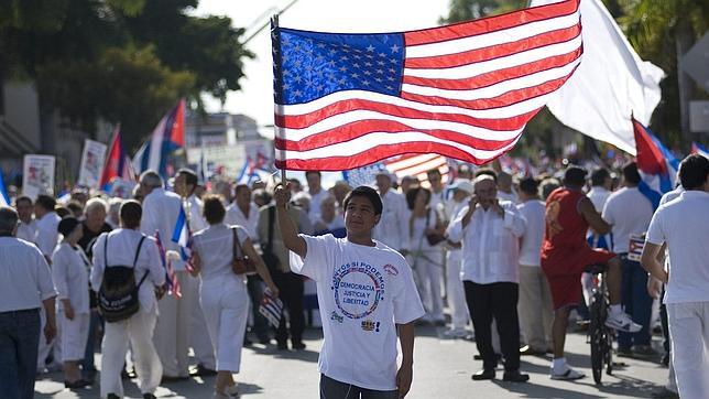Un hombre agita una bandera de EE.UU. durante una marcha en favor de las Damas de Blanco de Cuba, en Miami (EEUU)