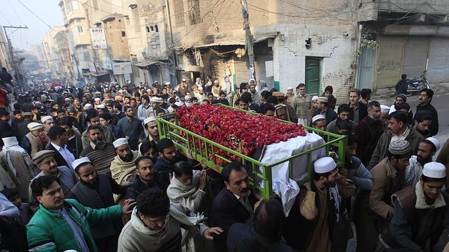 Peshawar entierra a sus muertos entre escenas de dolor y duelo