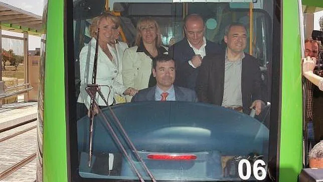 Tomás Gómez a los mandos del tranvía de Parla el día de su inauguración en abril de 2007