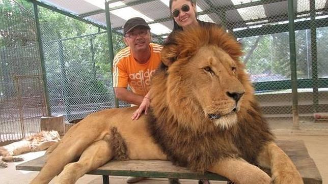 «Selfies» con leones, la peligrosa moda que fomenta un zoo de Argentina