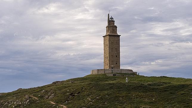 Rescatada una mujer tras caer al mar cerca de la Torre de Hércules