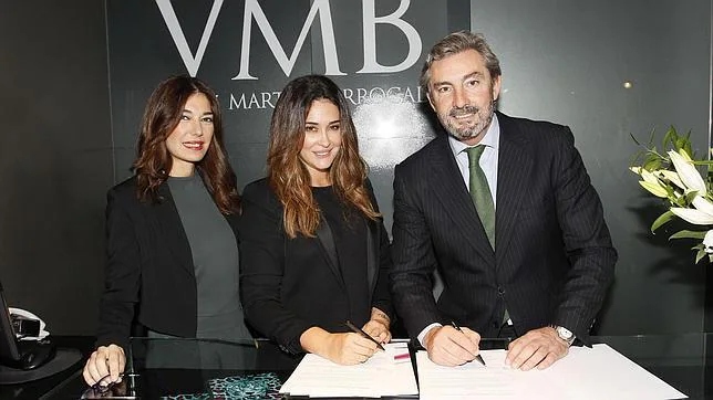 La diseñadora Vicky Martín Berrocal, junto a Raquel Revuelta y el director general de Fibes