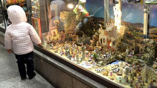 El escaparate de Artesanía Herrera, en plena calle Ancha, es un reclamo para los más pequeños