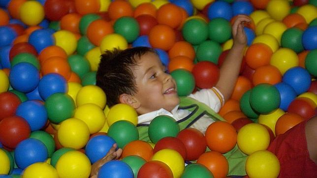 Un niño disfrutando de la piscina de bolas