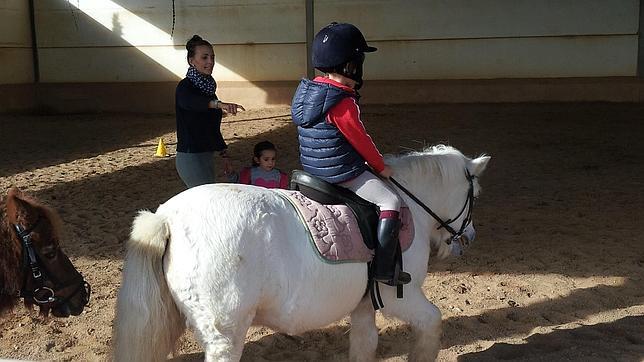 Un alumno del Club Hípico en una de las clases de equitación