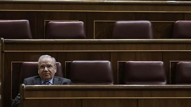 Alfonso Guerra ocupa su escaño en el Congreso
