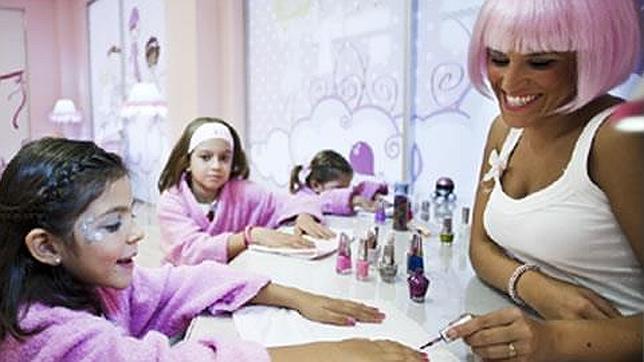 En la imagen de Princelandia, varias niñas reciben los tratamientos de belleza