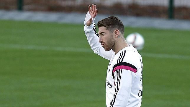 Sergio Ramos no entrena con el grupo por precaución