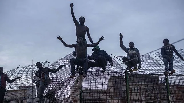 Inmigrantes en la valla de Melilla, en una imagen tomada en marzo