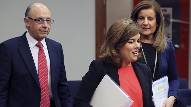 Sáenz de Santamaría asegura que el relevo en la Fiscalía  asegura su «autonomía»