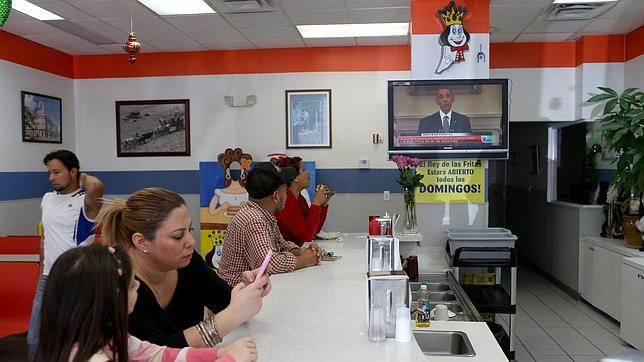 Varias personas antienden en La Habana el mensaje de Obama