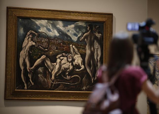 Un cámara graba el célebre «Laocoonte», del Greco, durante su estancia en el Prado