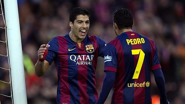 Luis Suárez celebra con Pedro su primer gol en la Liga española