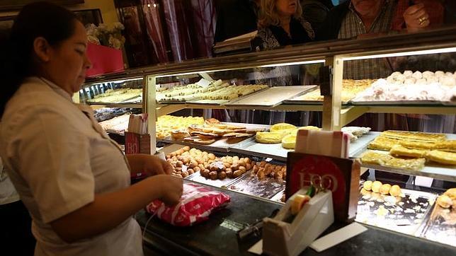 Una empleada del Horno de San Onofre envuelve los dulces