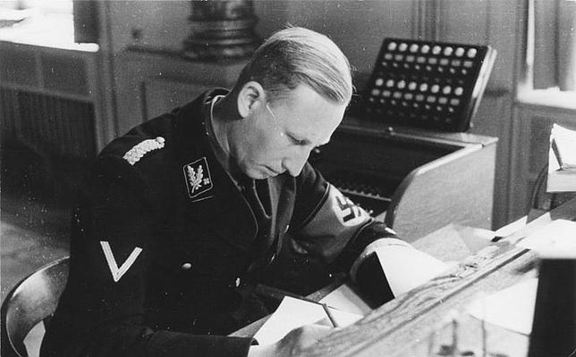 Heydrich encarga a Eichman de las deportaciones de judíos