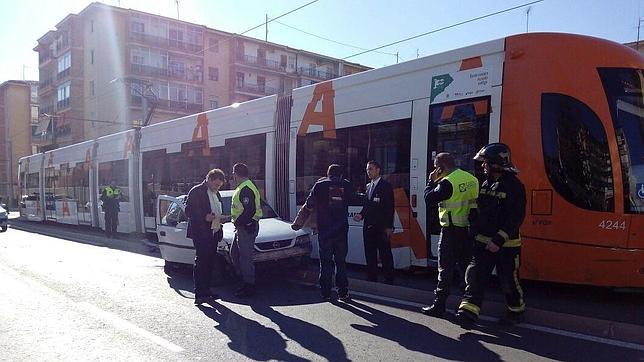 Un herido leve en la colisión de un turismo con la Línea 2 del Tram