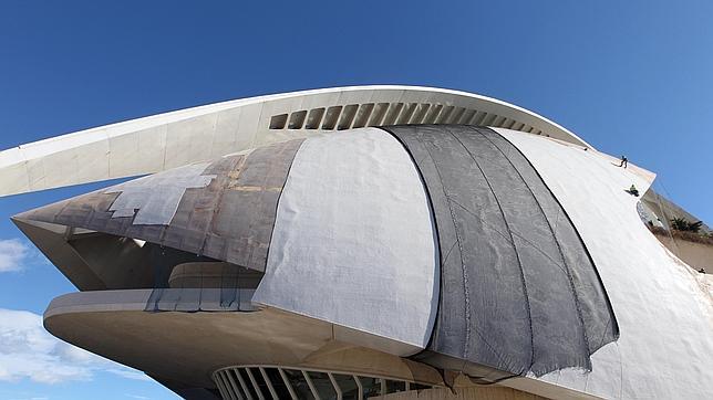 Imagen de los trabajos de reparación de la cubierta del Palau de les Arts