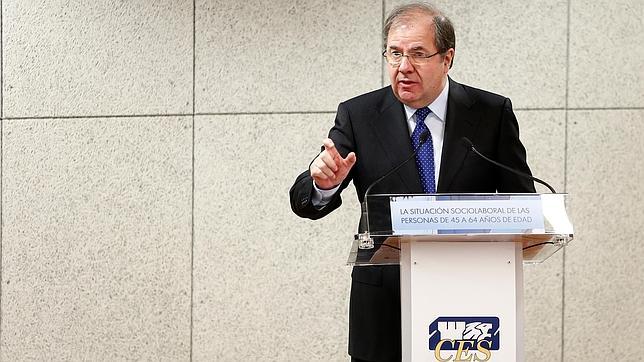 El presidente de la Junta de Castilla y León, Juan Vicente Herrera, mantiene congelado el sueldo por debajo de sus consejeros