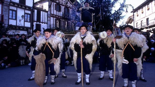 Niños vestidos de Olentzero, en Lesaca