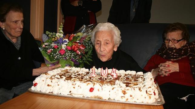 Soterraño sopla la tarta de su 104 cumpleaños en la residencia de Aguilar de la Frontera