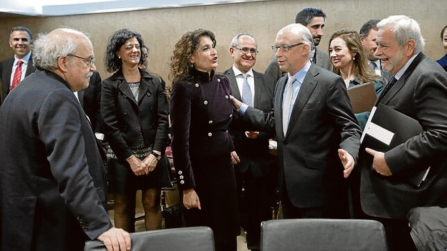Cristobal Montoro saluda a varios consejeros de autonomía económicos ayer en Madrid
